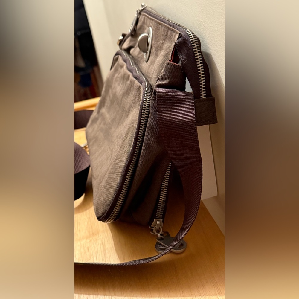 Baggallini Brown Calais Crossbody with contrasting inners and swivel turn-lock. - Picture 10 of 12